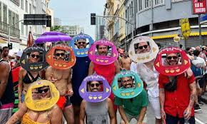 Pessoas fantasiadas em um bloco de carnaval de rua